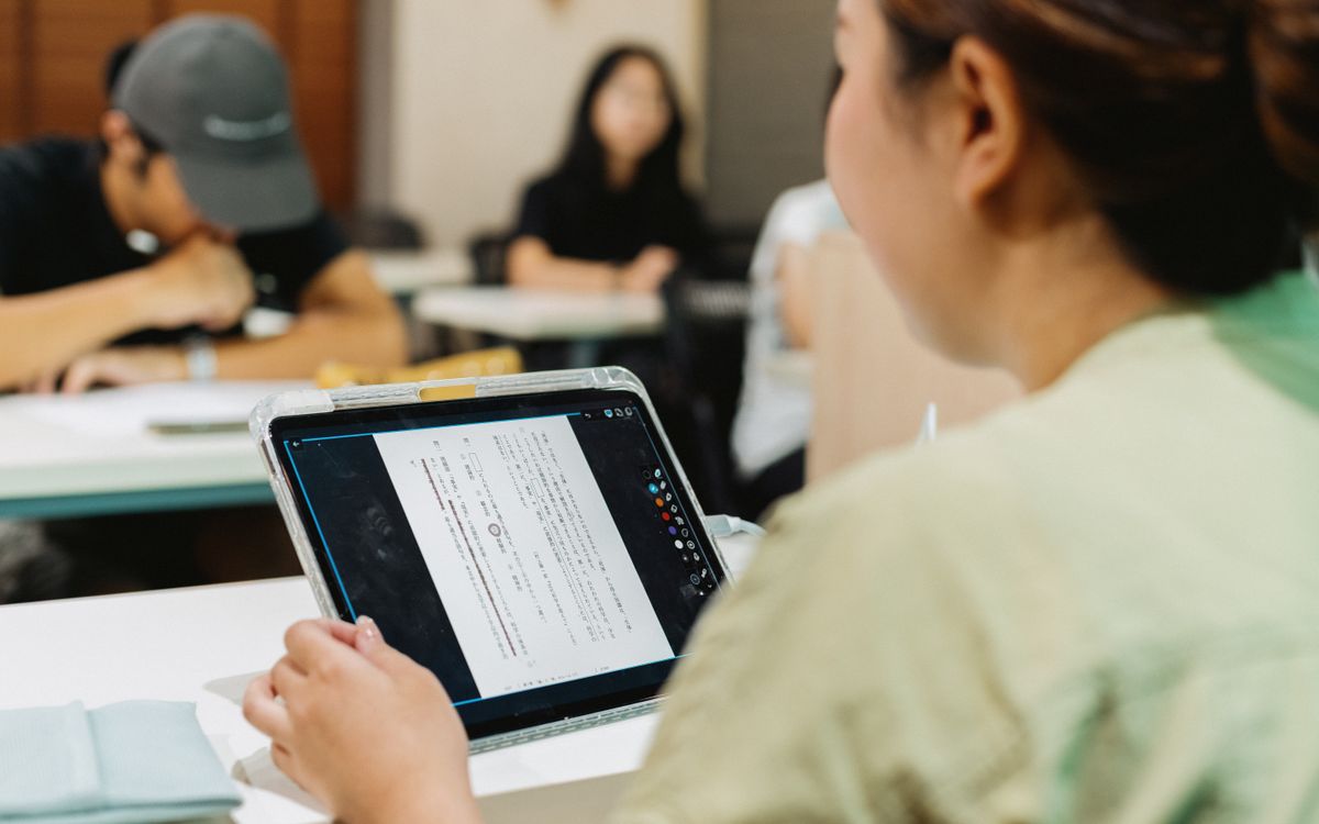 日本の教室で授業を受ける生徒たち