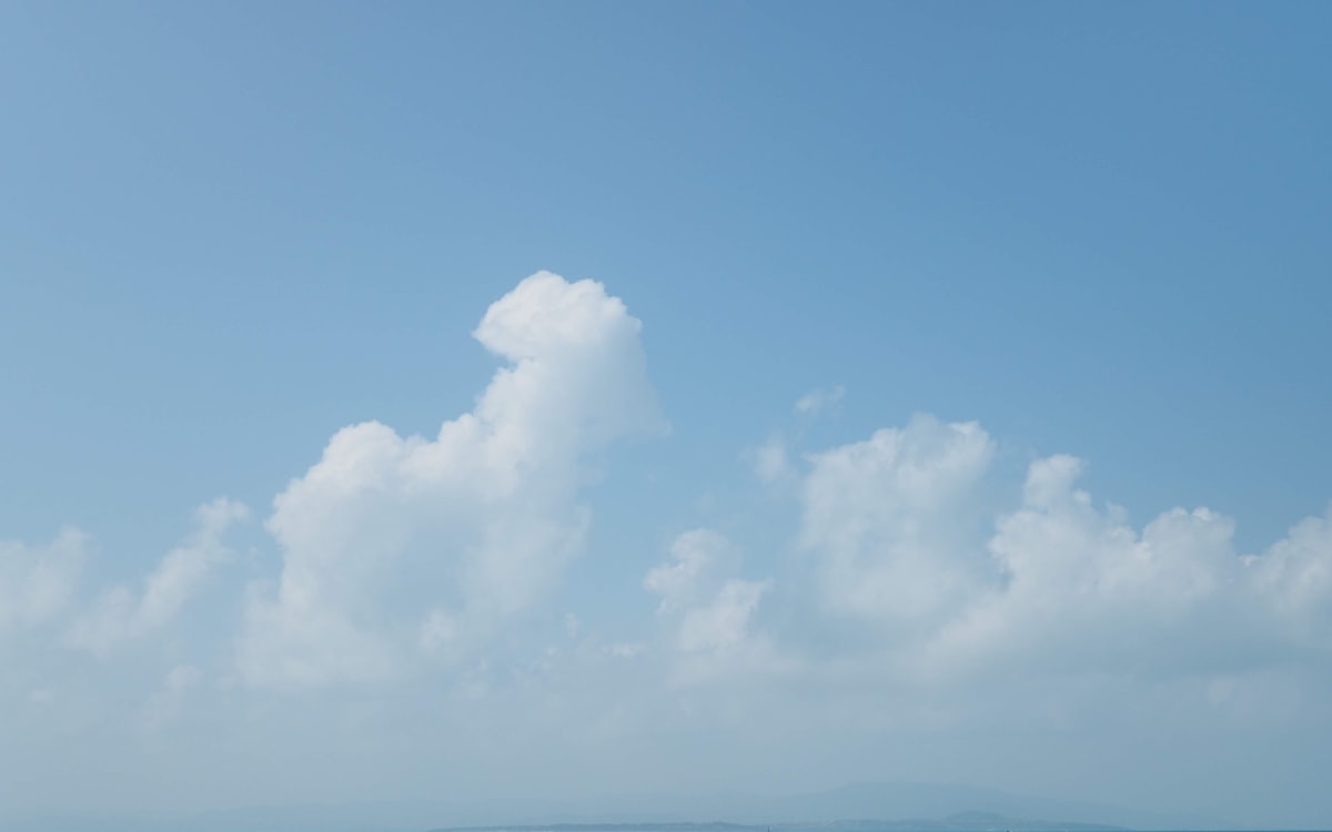 青い海と白い雲が広がる南の島の海