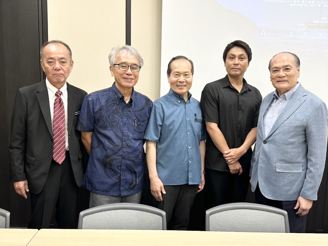 上映後、スクリーンの前に並んで写真におさまる監督・寿大聡と登壇者ら5名